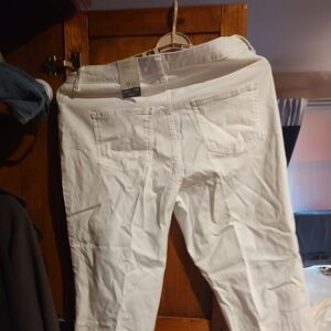 Woman's white cropped pants